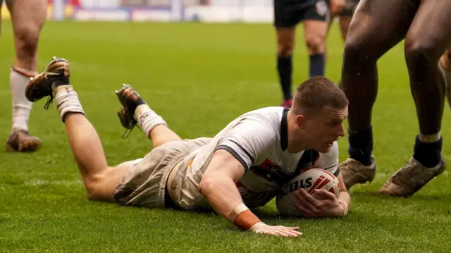 Ash Handley adds his second try