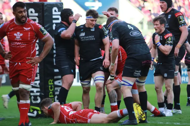 Glasgow celebrate Rory Darge's try