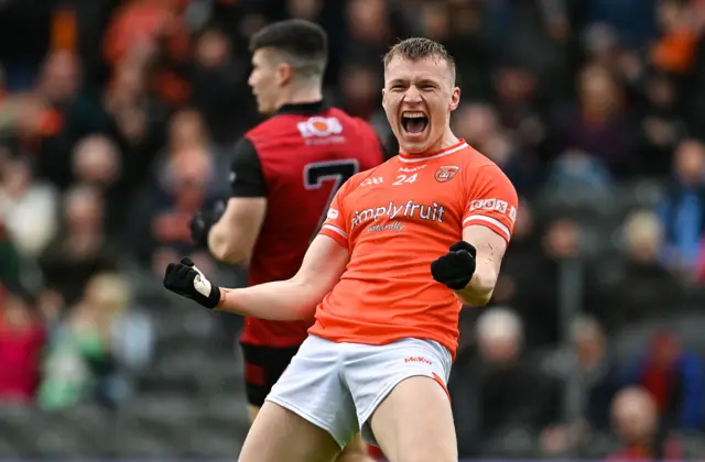 Rian O'Neill celebrates