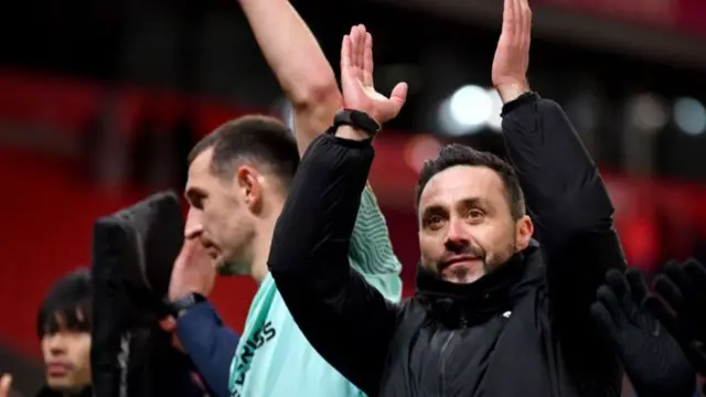 Roberto de Zerbi applauds supporters