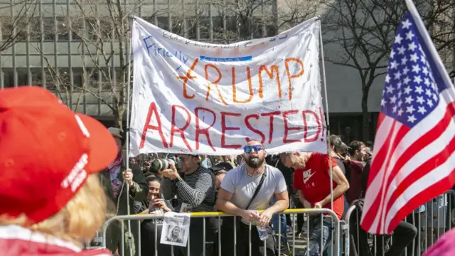Demonstrators outside courthouse in New York