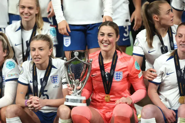 Mary Earps holds the Finalissima trophy.