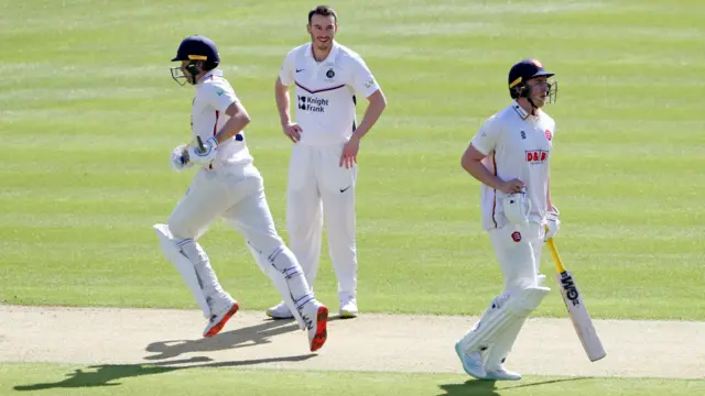 Dan Lawrence (R) and Matt Critchley add to the Essex total