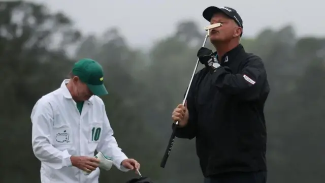 Sandy Lyle kissing his putter