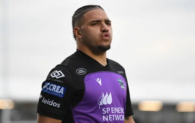 Sione Tuipulotu warms up