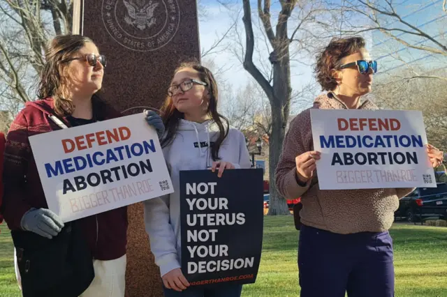 People outside Texas court