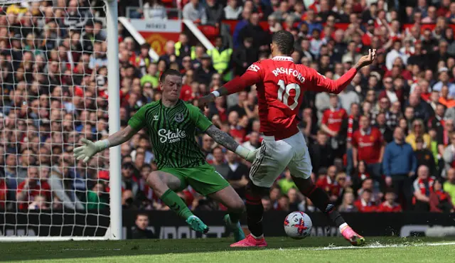 Rashford takes a shot against Pickford.