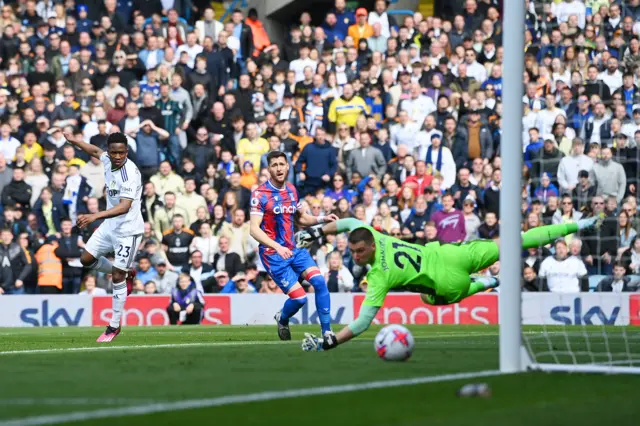 Luis Sinisterra shoots wide for Leeds