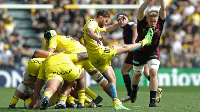 Tawera Kerr-Barlow kicks clear for La Rochelle