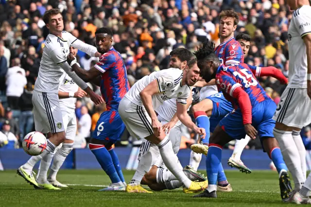 Jeffrey Schlupp heads against post