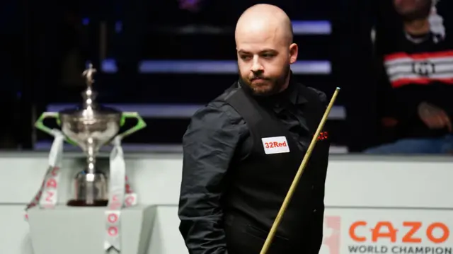 Luca Brecel walks away from the table