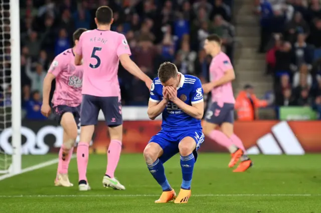 Jamie Vardy hits bar for Leicester