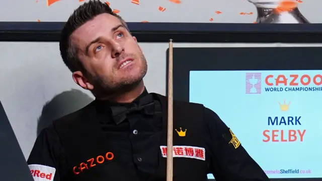 Mark Selby looks at a scoreboard