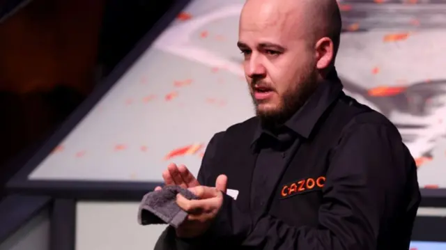 Luca Brecel in tears