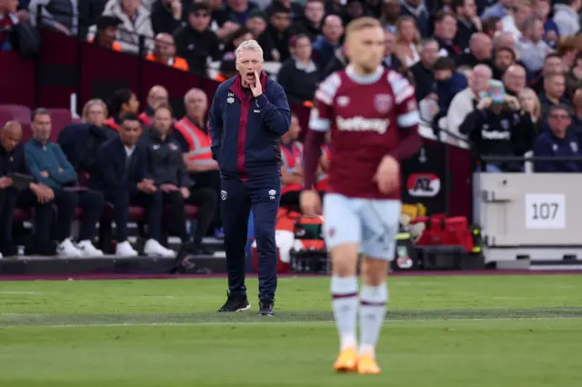 David Moyes shouts instructions to Jarrod Bowen.