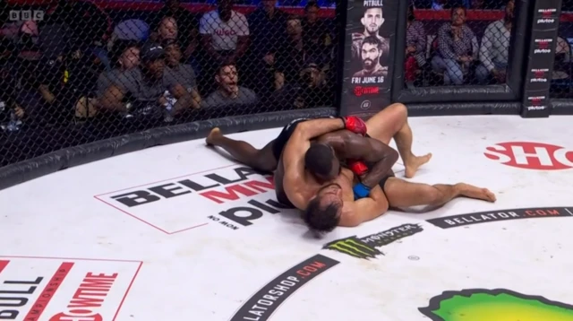 Fabian Edwards take Gegard Mousasi down