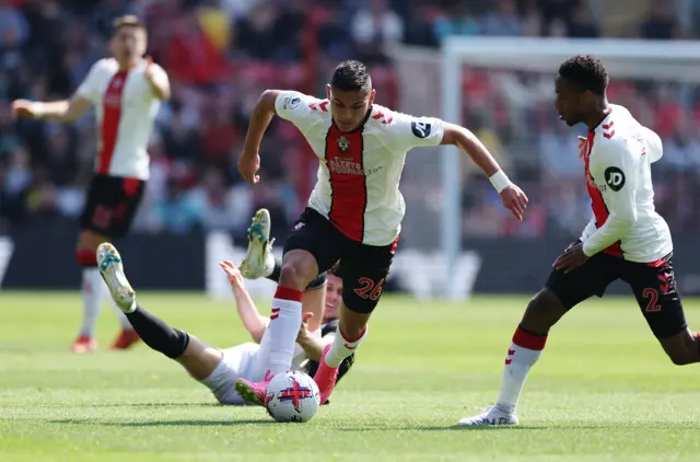 Carlos Alcoraz dispossesses Fulham.