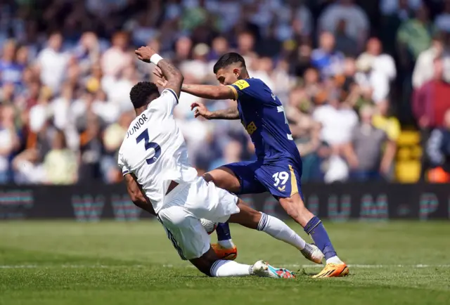 Firpo lunges in on Guimaraes.