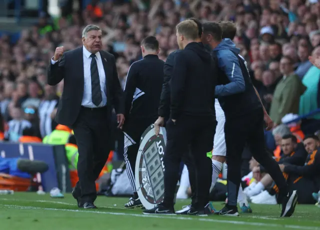 Sam Allardyce gives instructions to his Leeds players.