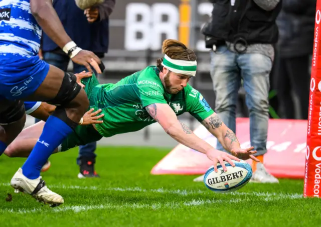 Connacht's Mack Hansen scores Connacht's opening try