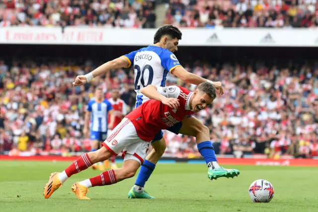 Julio Enciso of Brighton challenges Leandro Trossard of Arsenal