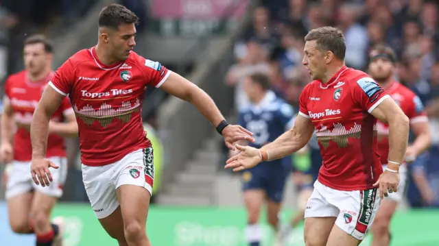 Leicester Tigers celebrate points at Sale