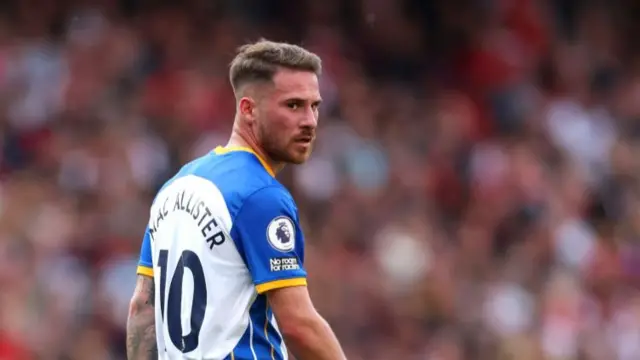 Brighton's Alexis Mac Allister looks over his shoulder during a game against Arsenal