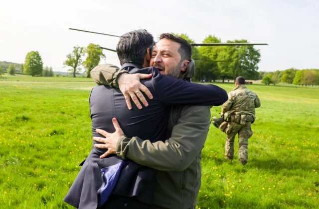 Rishi Sunak hugging Zelensky