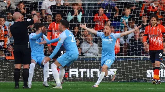 Sunderland players appeal for a penalty