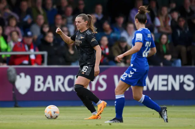 Noelle Maritz of Arsenal runs with the ball whilst under pressure from Aurora Galli of Everton