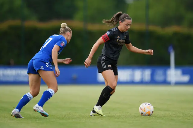 Katie McCabe of Arsenal battles for possession with Hanna Bennison of Everton