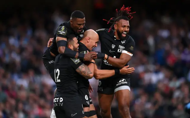 Sergio Parisse of RC Toulon (c) celebrates with his team mates after scoring his side's second try during the EPCR Challenge Cup Final between Glasgow Warriors and RC Toulon