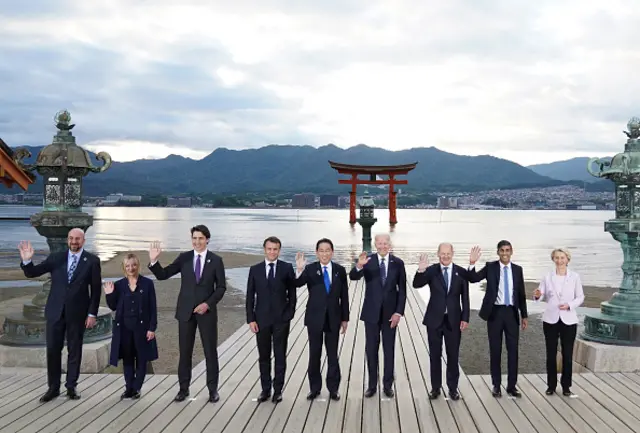 G7 leaders waving at family photo