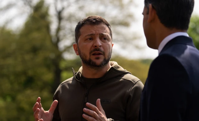 Voldymyr Zelensky speaking to Rishi Sunak at a meeting in the UK on 15 May