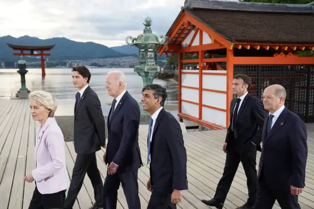 Leaders are arriving for the 'family' photo at the Itsukushima Shrine