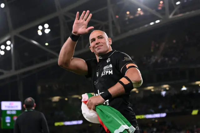 Parisse acknowledges fans