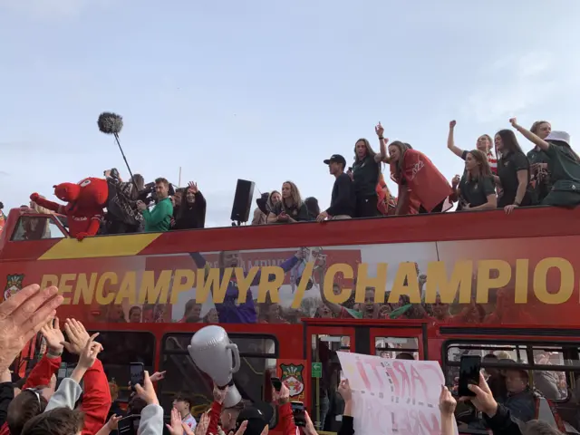 Rob McElhenney on the bus