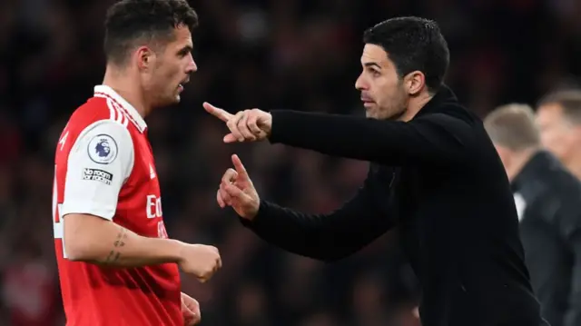 Mikel Arteta speaks to Granit Xhaka
