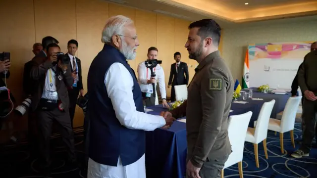 Ukraine's President Volodymyr Zelensky (R) and India's Prime Minister Narendra Modi