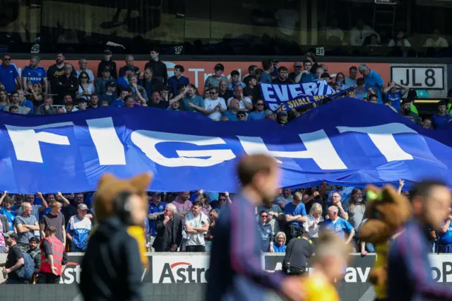 Everton fans send a clear message to the team with a banner in the stands: fight for us!