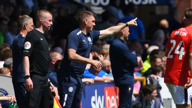 Stockport boss Dave Challinor gives instructions