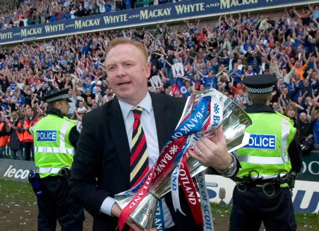 Alex McLeish with the league title in 2005.