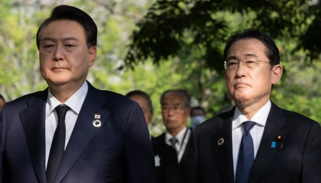 South Korea's President Yoon Seok-youl (left) and Japan's Prime Minister Fumio Kishida