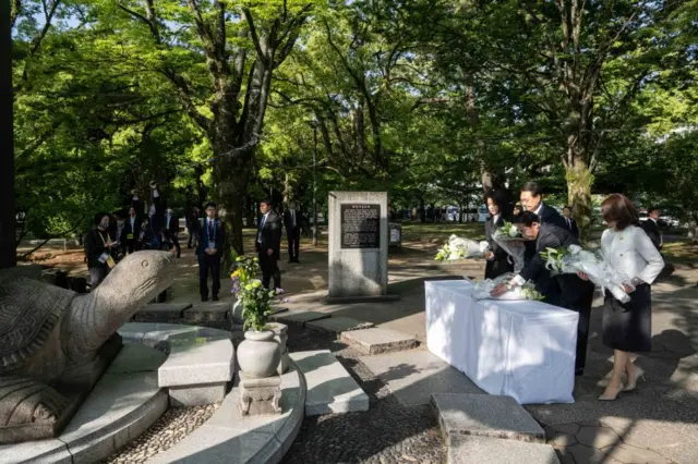 Fumio Kishida and Yoon Seok-youl lay a wreath on a cenotaph dedicated to Korean victims of the Hiroshima and Nagasaki nuclear bombings.