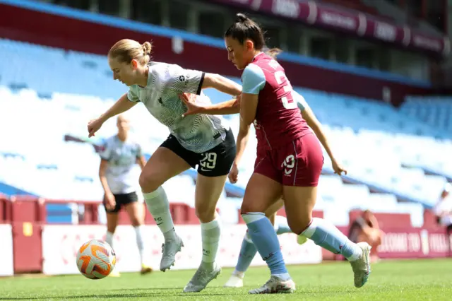 Dowie and Pacheco battle for the ball.