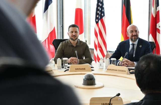 Ukraine's President Volodymyr Zelensky (C) and European Council President Charles Michel (R) attending a meeting at the G7 Hiroshima Summit