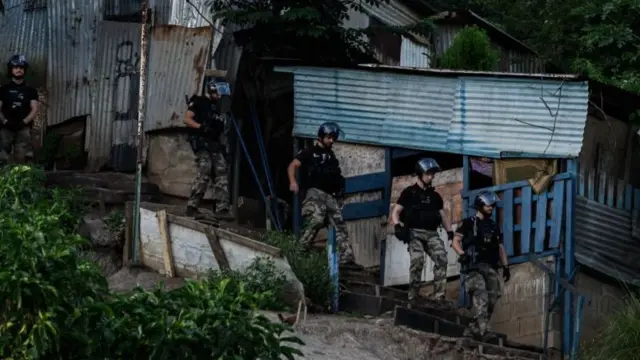 Gendarmes in a Mayotte slum - 22 May 2023