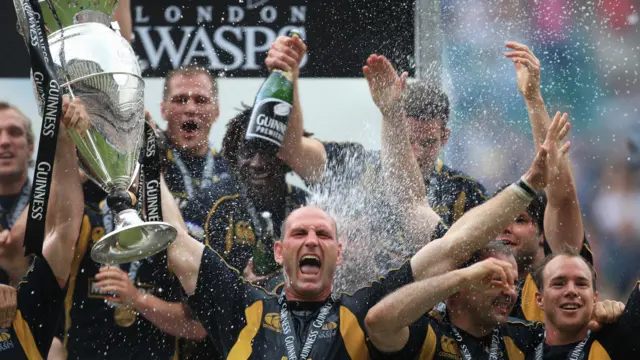 Lawrence Dallaglio lifts the Premiership trophy in 2008 with Wasps