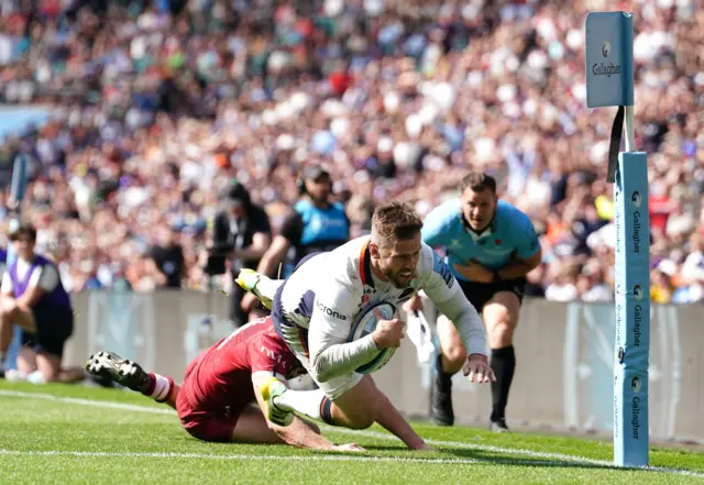 Elliot Daly scores a try for Saracens