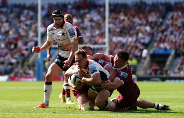 Ivan van Zyl scores Saracens' fourth try